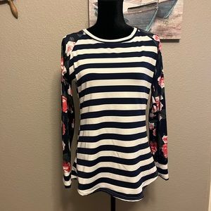 FASHION COLLECTION Stripe and Floral stretchy top! Size L